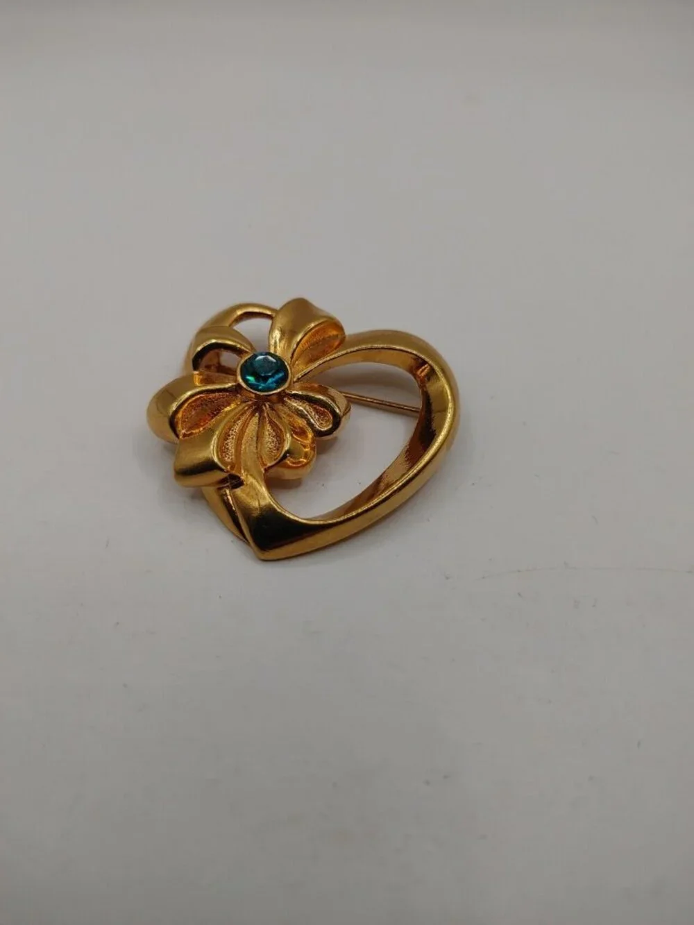 VTG  Brooch/pin  Heart Signed Avon Teal Blue gold tone-in purple tin box